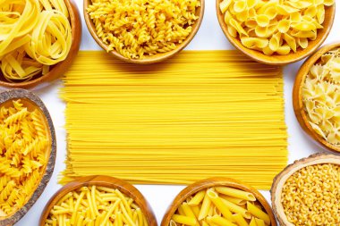 Beyaz zemin üzerinde farklı tipte kuru makarna