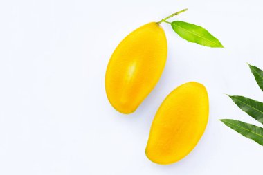 Tropik meyve, beyaz arka planda mango. Üst görünüm