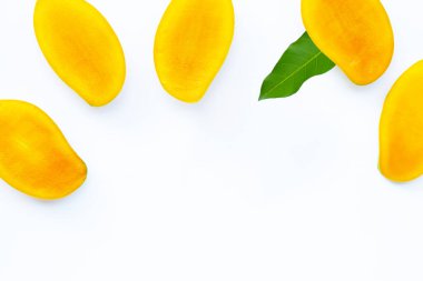 Tropik meyve, beyaz arka planda mango. Üst görünüm