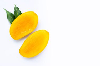 Tropik meyve, beyaz arka planda mango. Üst görünüm