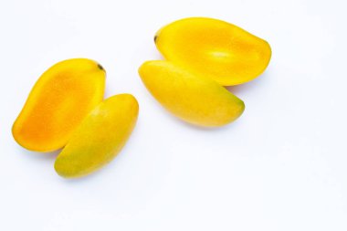 Tropik meyve, beyaz arka planda mango. Üst görünüm