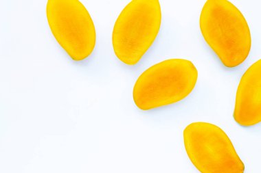 Tropik meyve, beyaz arka planda mango. Üst görünüm