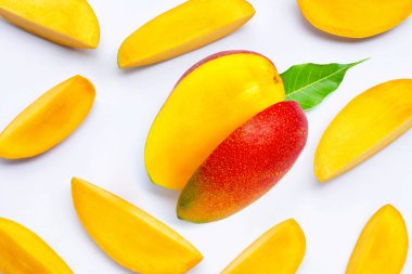 Tropik meyve, beyaz arka planda mango. Üst görünüm