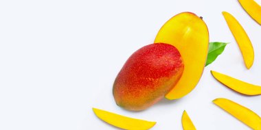 Tropik meyve, beyaz arka planda mango. Üst görünüm