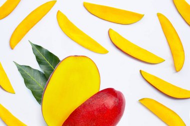 Tropik meyve, beyaz arka planda mango. Üst görünüm