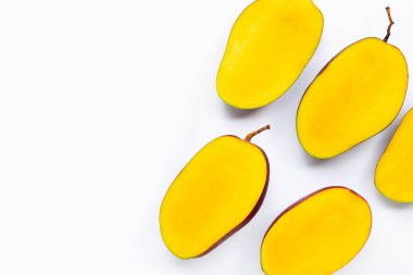 Tropik meyve, beyaz arka planda mango. Üst görünüm