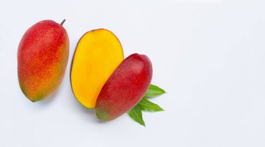 Tropik meyve, beyaz arka planda mango. Üst görünüm