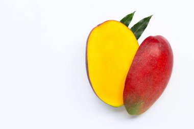 Tropik meyve, beyaz arka planda mango. Üst görünüm