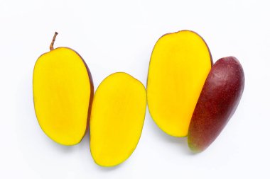 Tropik meyve, beyaz arka planda mango. Üst görünüm