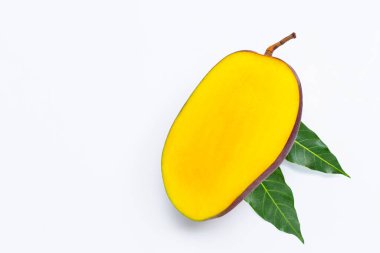 Tropik meyve, beyaz arka planda mango. Üst görünüm