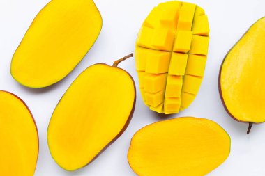 Tropik meyve, beyaz arka planda mango. Üst görünüm
