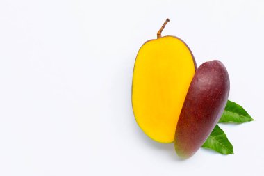 Tropik meyve, beyaz arka planda mango. Üst görünüm