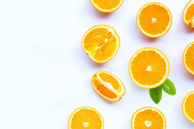 Yüksek C vitamini, sulu ve tatlı. Beyaz arka planda taze portakal meyvesi.