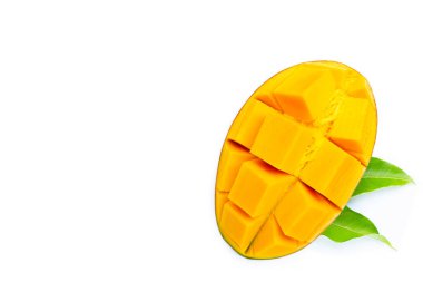 Tropik meyve, beyaz arka planda mango. Üst görünüm