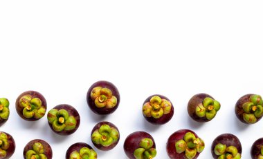 Mangosteen beyaz arka planda izole edildi. Üst görünüm