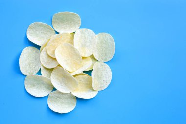 Mavi arka planda patates cipsi. Üst görünüm
