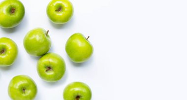 Beyaz arka planda yeşil elmalar. Boşluğu kopyala