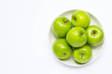 Beyaz arka planda taze yeşil elmalar. Boşluğu kopyala