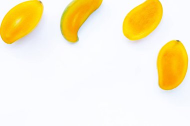 Beyaz arka planda tropikal meyveler. Kopyalama alanı olan üst görünüm