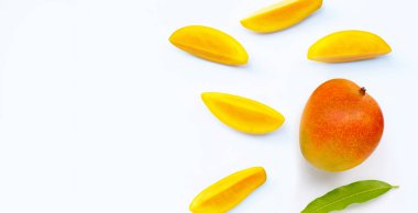 Tropik meyve, beyaz arka planda mango. Üst görünüm