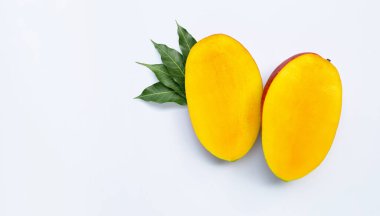 Tropik meyve, beyaz arka planda mango. Üst görünüm