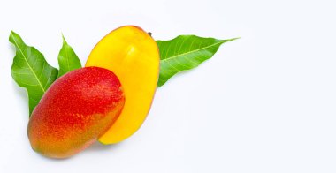 Tropik meyve, beyaz arka planda mango. Üst görünüm