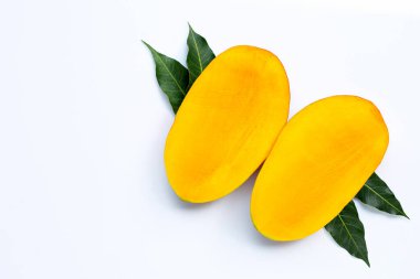 Tropik meyve, beyaz arka planda mango. Üst görünüm