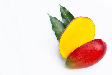 Tropik meyve, beyaz arka planda mango. Üst görünüm