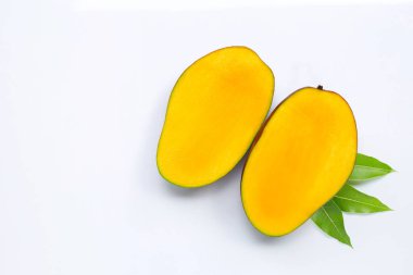 Tropik meyve, beyaz arka planda mango. Üst görünüm