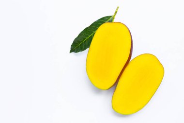 Tropik meyve, beyaz arka planda mango. Üst görünüm