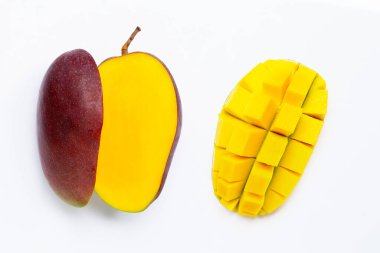 Tropik meyve, beyaz arka planda mango. Üst görünüm