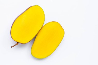 Tropik meyve, beyaz arka planda mango. Üst görünüm