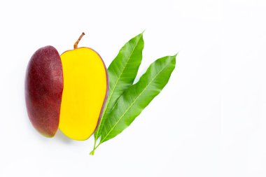 Tropik meyve, beyaz arka planda mango. Üst görünüm