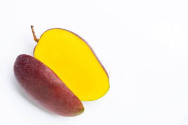 Tropik meyve, beyaz arka planda mango. Üst görünüm