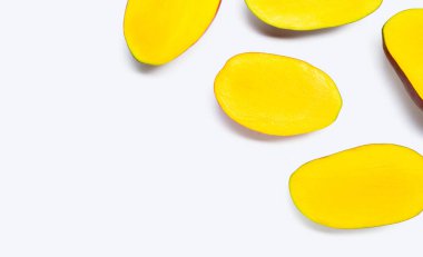 Tropik meyve, beyaz arka planda mango. Üst görünüm