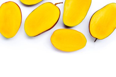 Tropik meyve, beyaz arka planda mango. Üst görünüm