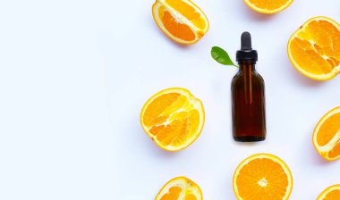 Beyaz zemin üzerinde taze meyveler olan turuncu esaslı yağ. Üst görünüm