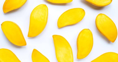 Tropik meyve, beyaz arka planda mango dilimleri. Üst görünüm