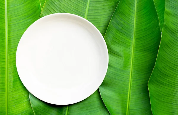 Empty White Ceramic Plate Banana Leaves Background Top View — Stock Photo, Image