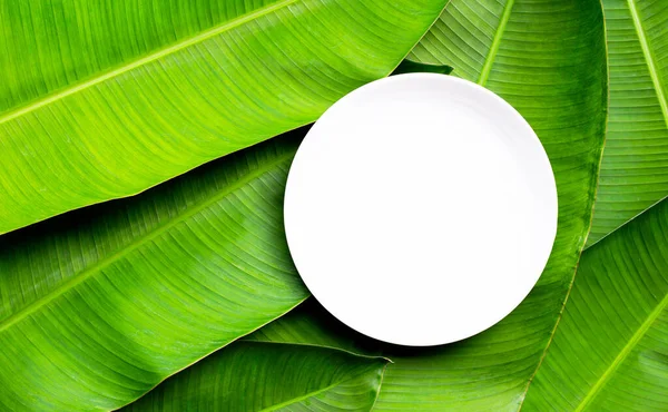 Empty White Ceramic Plate Banana Leaves Background Top View — Stock Photo, Image
