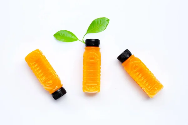 Sinaasappelsap Plastic Flessen Witte Achtergrond Bovenaanzicht — Stockfoto