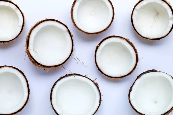 Halva Kokosnötter Vit Bakgrund Kopiera Utrymme — Stockfoto