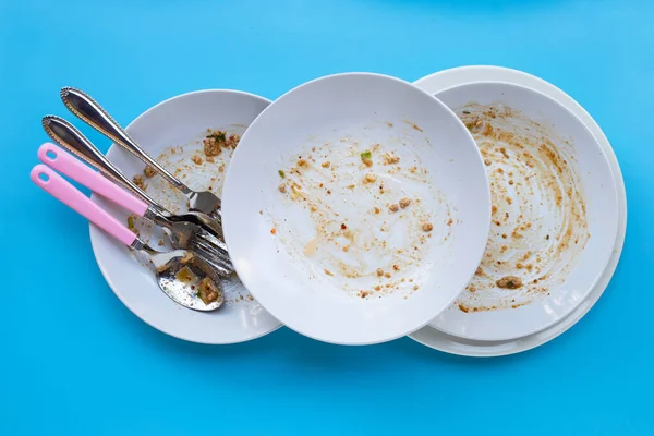 Platos Sucios Sobre Fondo Azul —  Fotos de Stock