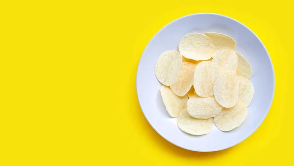 Sarı Arka Planda Patates Cipsi Üst Görünüm — Stok fotoğraf