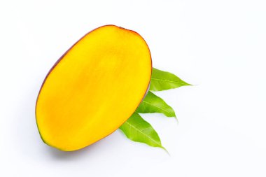 Tropik meyve, beyaz arka planda mango. Üst görünüm