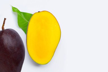 Tropik meyve, beyaz arka planda mango. Üst görünüm