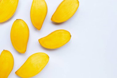 Tropik meyve, beyaz arka planda mango. Üst görünüm