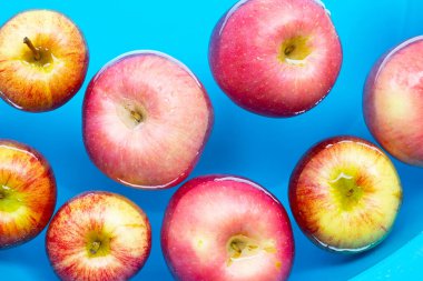 Suda taze elmalar yıkıyorum.