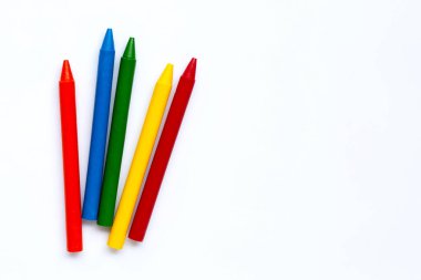 Beyaz arka planda renkli boya kalemi. Boşluğu kopyala