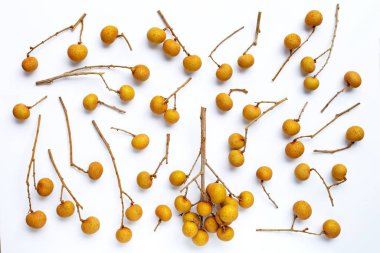 Longan beyaz arka planda izole edildi. Üst görünüm